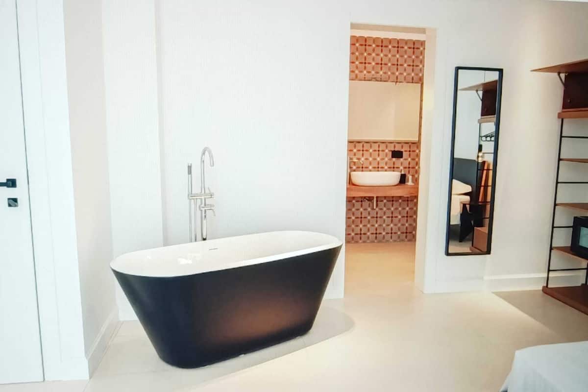 In-room safe, WiFi (free), bed sheets