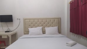 Standard Double Room | Desk, WiFi (free), bed sheets - Hotel O Wisma Fortuner (Makassar)