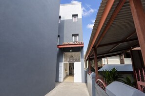 A narrow alleyway leading to a building with a sign reading 'KOOL KOST'. - Hotel O Wisma Fortuner (Makassar)