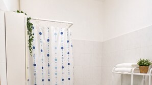 Ein kleines Badezimmer mit Toilette, Waschbecken und Waschmaschine.