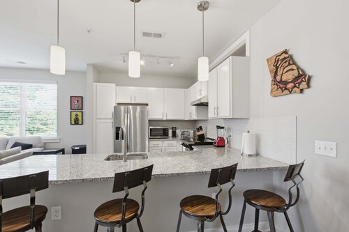The Prince Penthouse - Walkable & Free Parking!