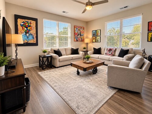 The Prince Penthouse - Walkable & Free Parking!