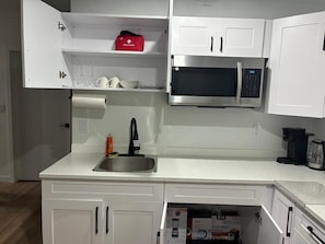 Cafetera/tetera, refrigerador, microondas, placa de cocina