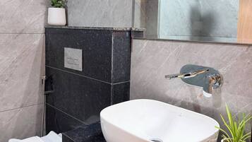 Habitación Confort con 2 camas individuales | Baño | Ducha, toallas, jabón y champú