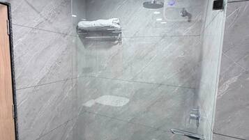 Regadera, toallas, jabón, shampoo