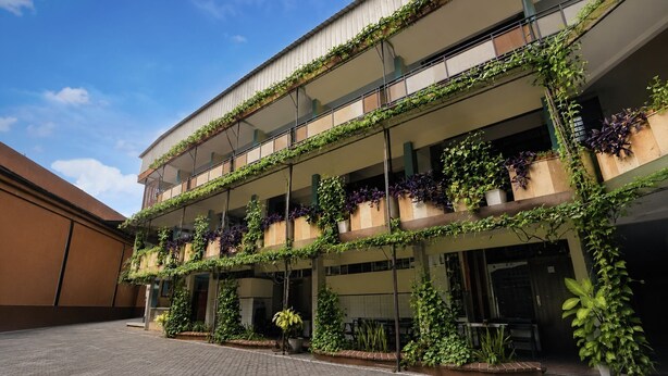 Exterior - Townhouse Oak Hotel Lestari (Kaliwates)
