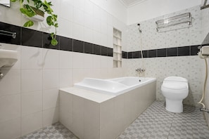 Shower, rainfall showerhead, free toiletries, towels