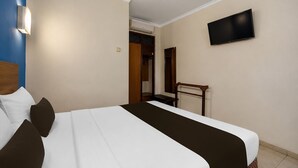 Deluxe Double Room | Desk, free WiFi, bed sheets - Townhouse Oak Hotel Lestari (Kaliwates)