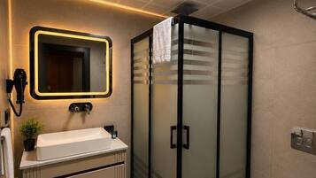 Dusche, kostenlose Toilettenartikel, Haartrockner, Handtücher