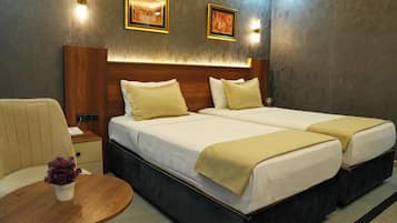 Kamar Twin Standar, pemandangan kota | Minibar gratis, brankas, meja kerja, dan ruang kerja ramah laptop