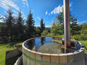 Outdoor spa tub - Chalet Sörenberg - Mountains, Nature, and Peaceful Days (Flühli)