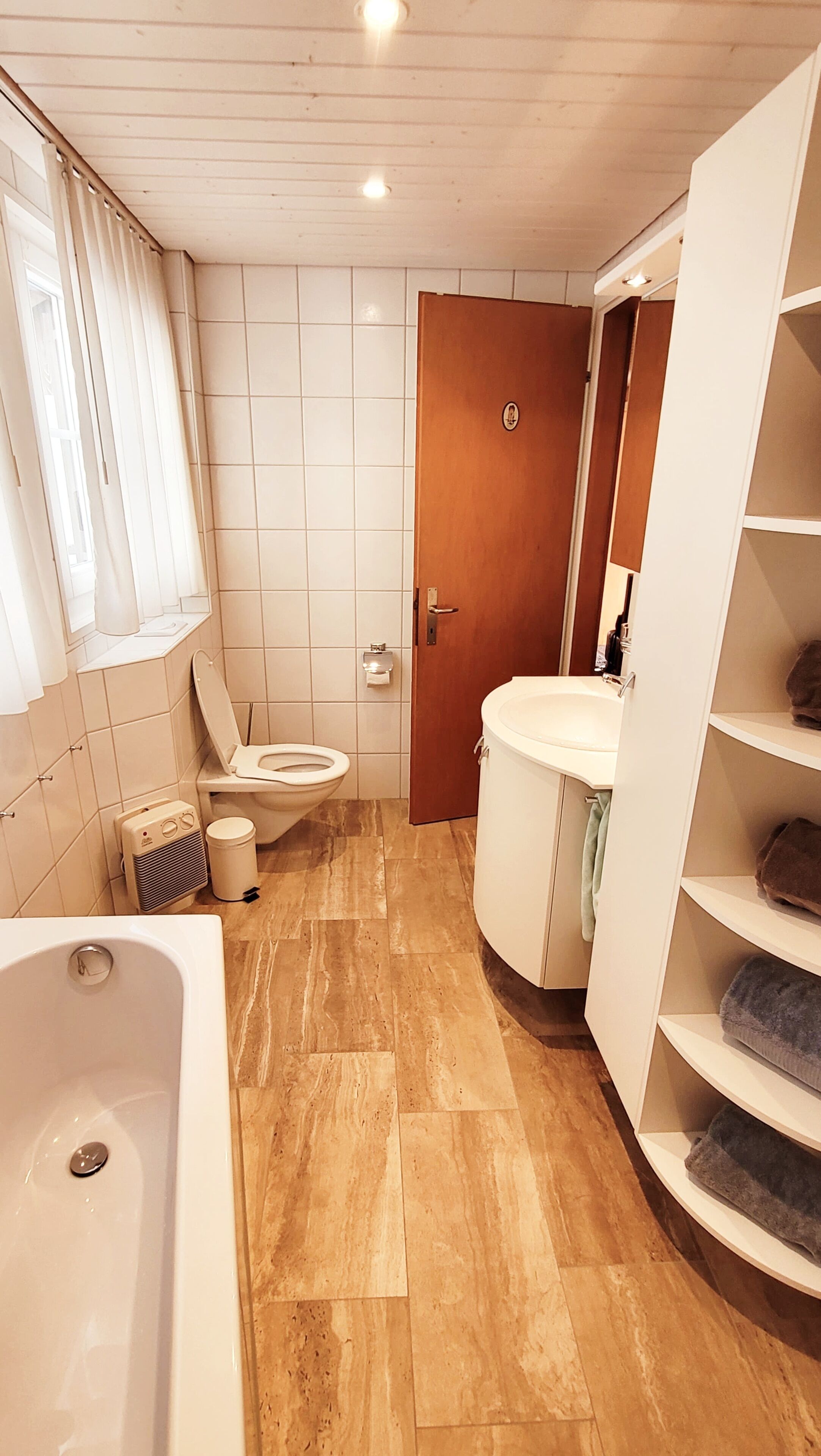 Une salle de bain avec des toilettes, un lavabo et une baignoire.