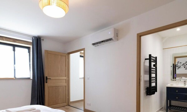 WiFi (free), bed sheets