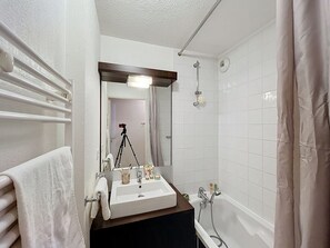 A bathroom with a white sink, mirror, and shower. - Bright apartment mountain view - 6 guests (Saint-Chaffrey)