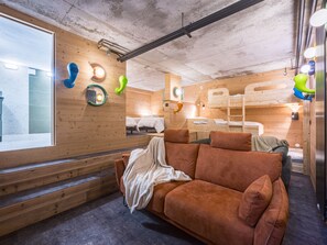 A cozy room with a sofa, bunk beds, and a window. - Luxury apartment - 10 guests (Tignes)