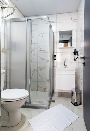 Standaard tweepersoonskamer | Badkamer | Een douche, gratis toiletartikelen, een haardroger, pantoffels