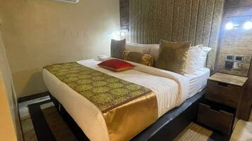 Classic Suite | Premium bedding, in-room safe, desk, laptop workspace