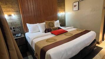 Classic Suite | Premium bedding, in-room safe, desk, laptop workspace