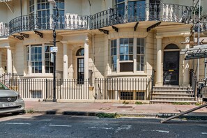 Room - Host Stay - 37 Regency Square (Brighton)