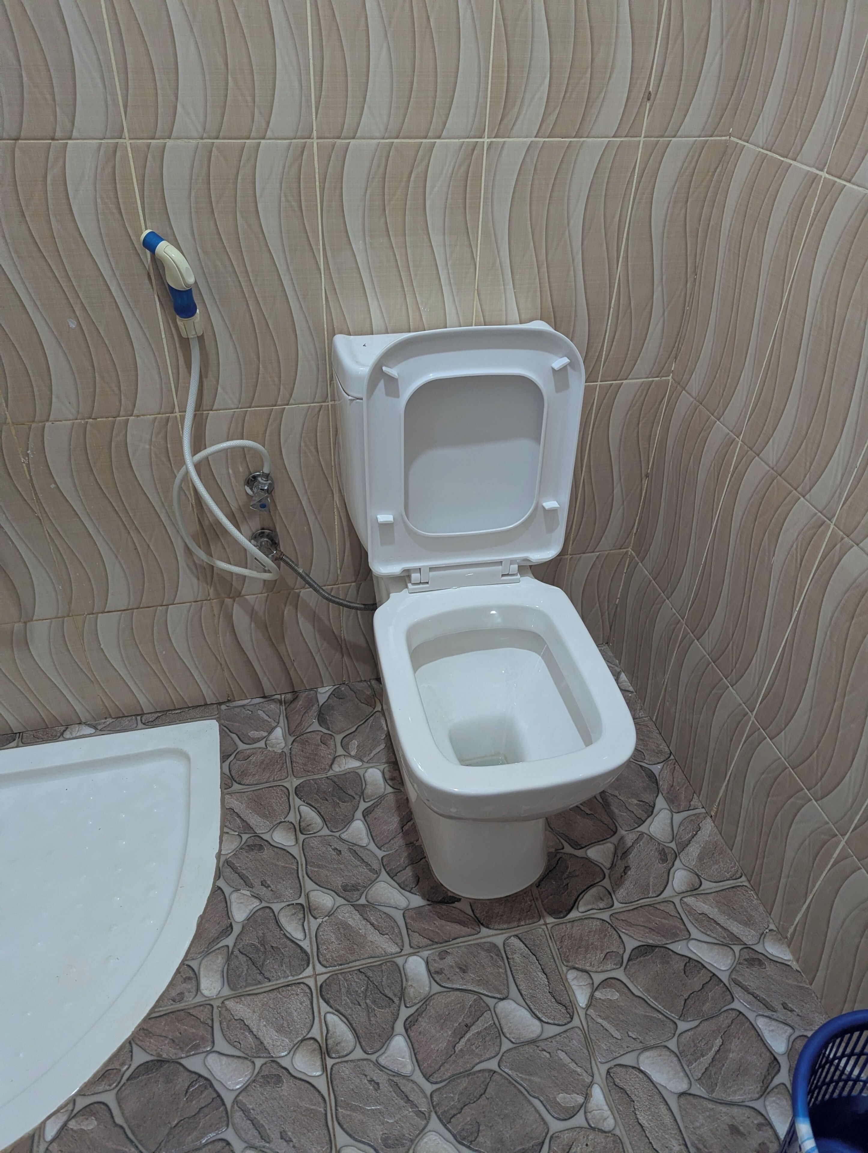 Chaussons, serviettes fournies, savon, papier toilette