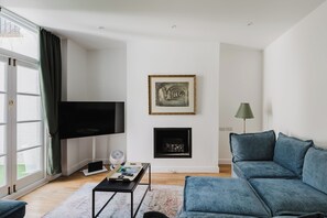 Smart TV - Chelsea Gem | Garden & Super King Bed (London)