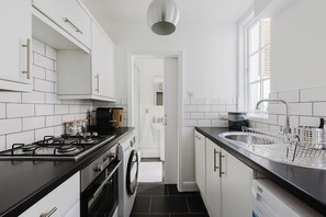 Coffee/tea maker, fridge, microwave, oven - Chelsea Gem | Garden & Super King Bed (London)