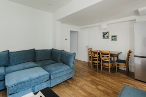 Smart TV - Chelsea Gem | Garden & Super King Bed (London)
