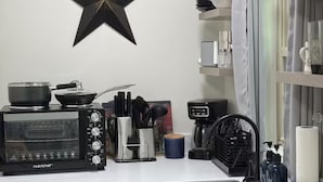 Coffee/tea maker, fridge, oven, stovetop