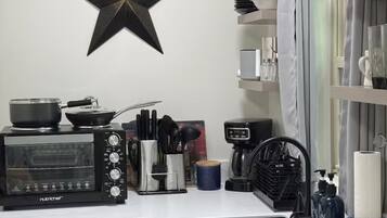 Coffee/tea maker, fridge, oven, stovetop