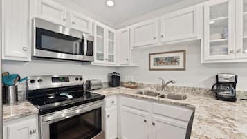 Condo, Multiple Beds, Garden View (Thousand Sunnies) | Private kitchen