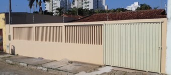 Acolhedora casa renovada - Piscina e a 100m da praia