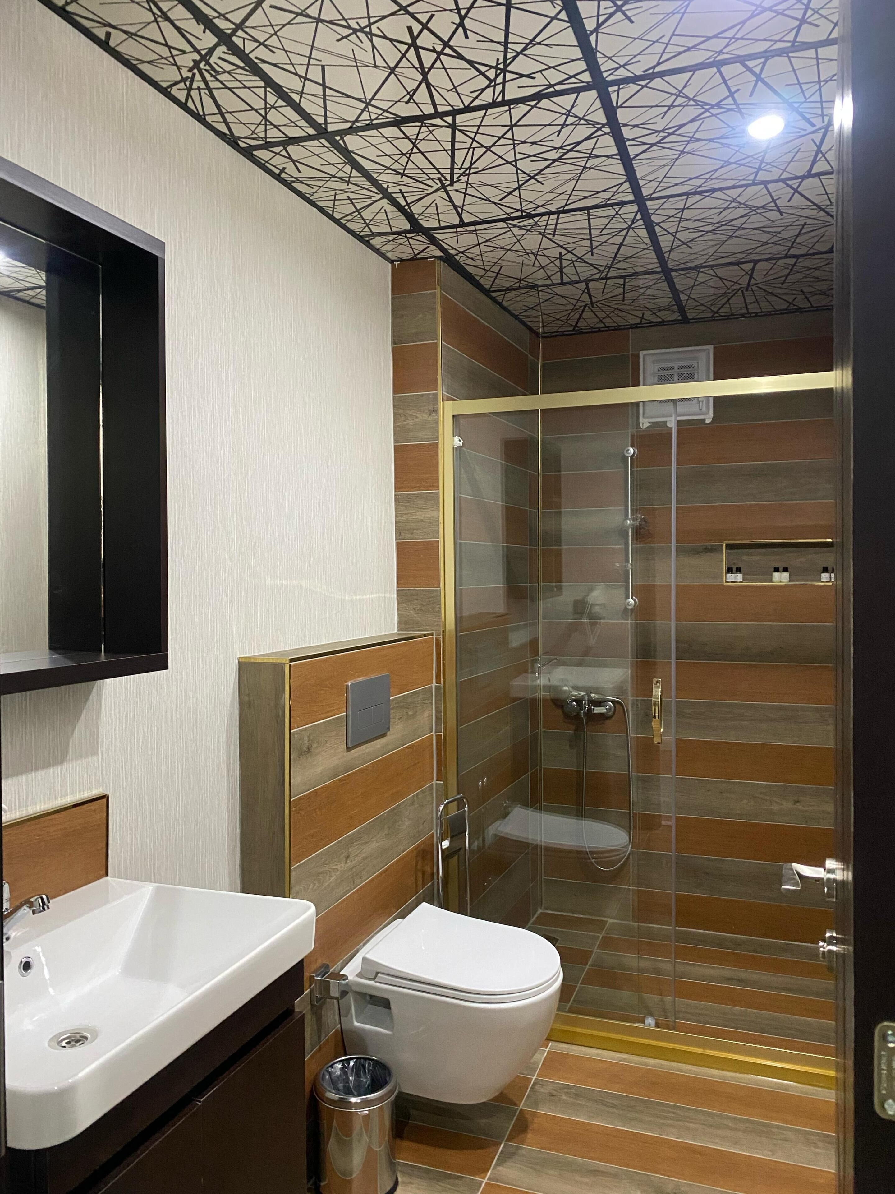 Habitación económica, vista al patio | Baño | Amenidades de baño gratuitas, secadora de cabello, pantuflas, toallas 