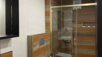 Habitación económica, vista al patio | Baño | Amenidades de baño gratuitas, secadora de cabello, pantuflas, toallas