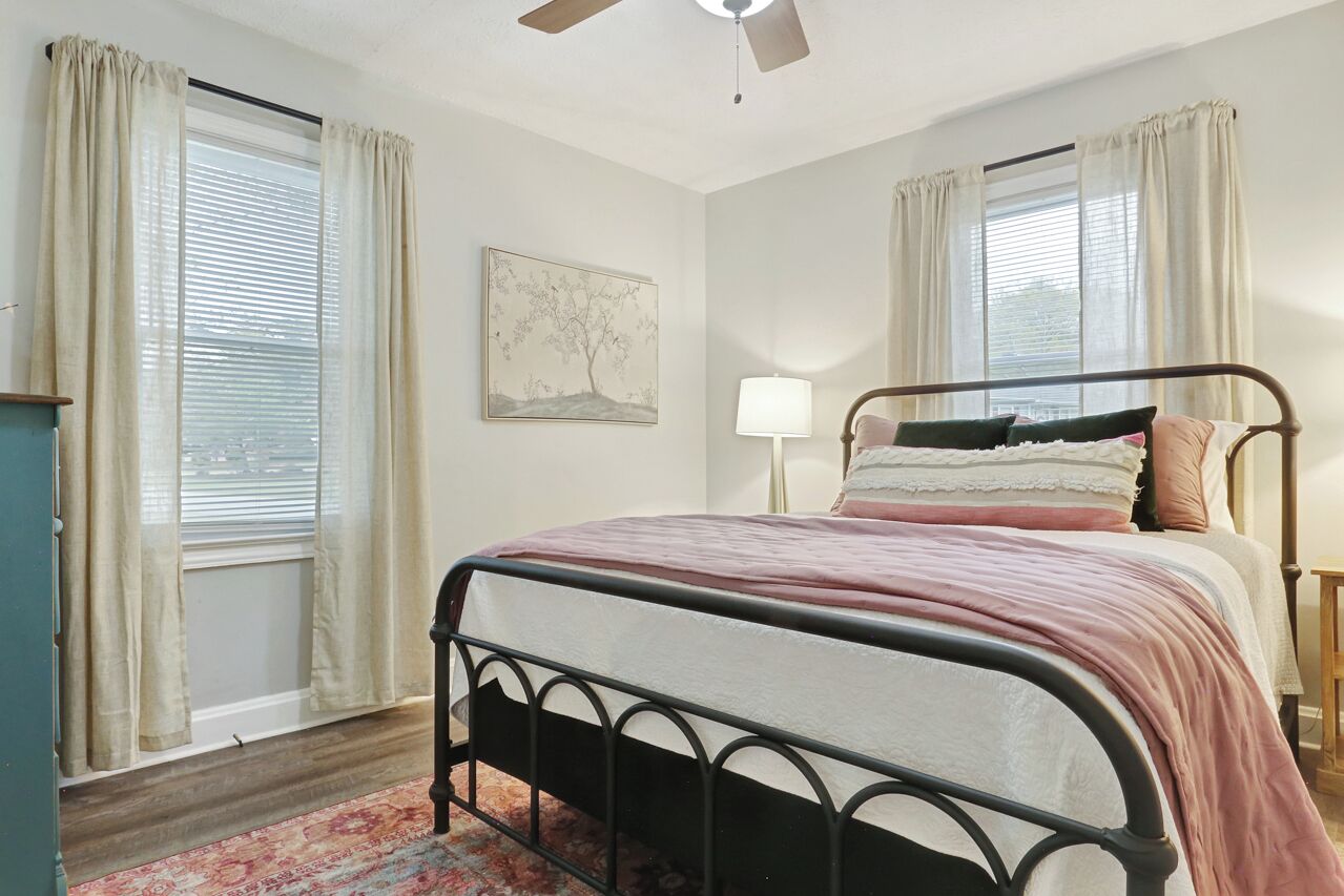 3 bedrooms, iron/ironing board, WiFi (free), bed sheets
