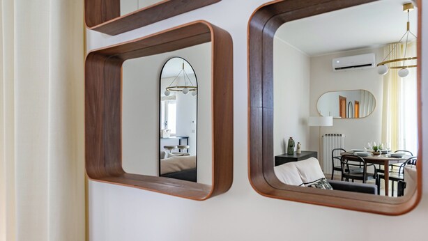 A wall with three mirrors of different shapes and sizes. - Welcome Suite (Conversano)