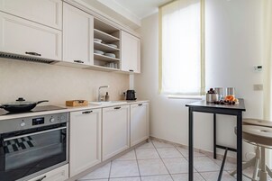 Uma cozinha com fogão, forno e armários.