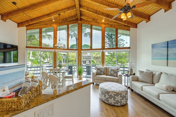 Island Oasis W/ Hot Tub, Walk To Shops And Dining - Marco Island, FL