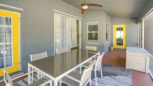 A dining area with a table and chairs, a ceiling fan, and a patterned rug. - 4 Mi to River & Gardens! Quiet Port St Lucie Home (Port Saint Lucie)