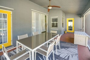 A dining area with a table and chairs, a ceiling fan, and a patterned rug. - 4 Mi to River & Gardens! Quiet Port St Lucie Home (Port Saint Lucie)
