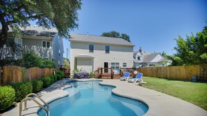 A residential swimming pool with a wooden deck, a covered grill, and a fenced backyard. - 1 Block to Shore + Private Pool in Norfolk (Norfolk)