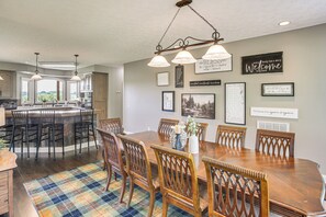 House (4 Bedrooms) | Interior - Day Trip to Nashville! Large Home on 5 Acres (Springfield)
