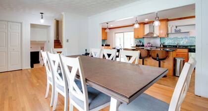 Spacious Yard & Fire Pit! 6 Mi to National Harbor