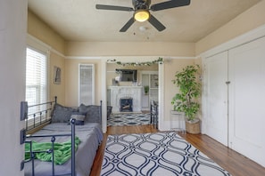 House (1 Bedroom) | Interior - Yard, Fireplace, Full Kitchen! Oakland Home (Oakland)