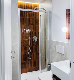 Doppia Standard | Bagno | Doccia, asciugacapelli, asciugamani, sapone