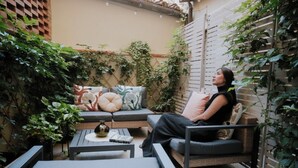A cozy outdoor seating area with a sofa, a table, and chairs. - Bella Vigna (Florence)