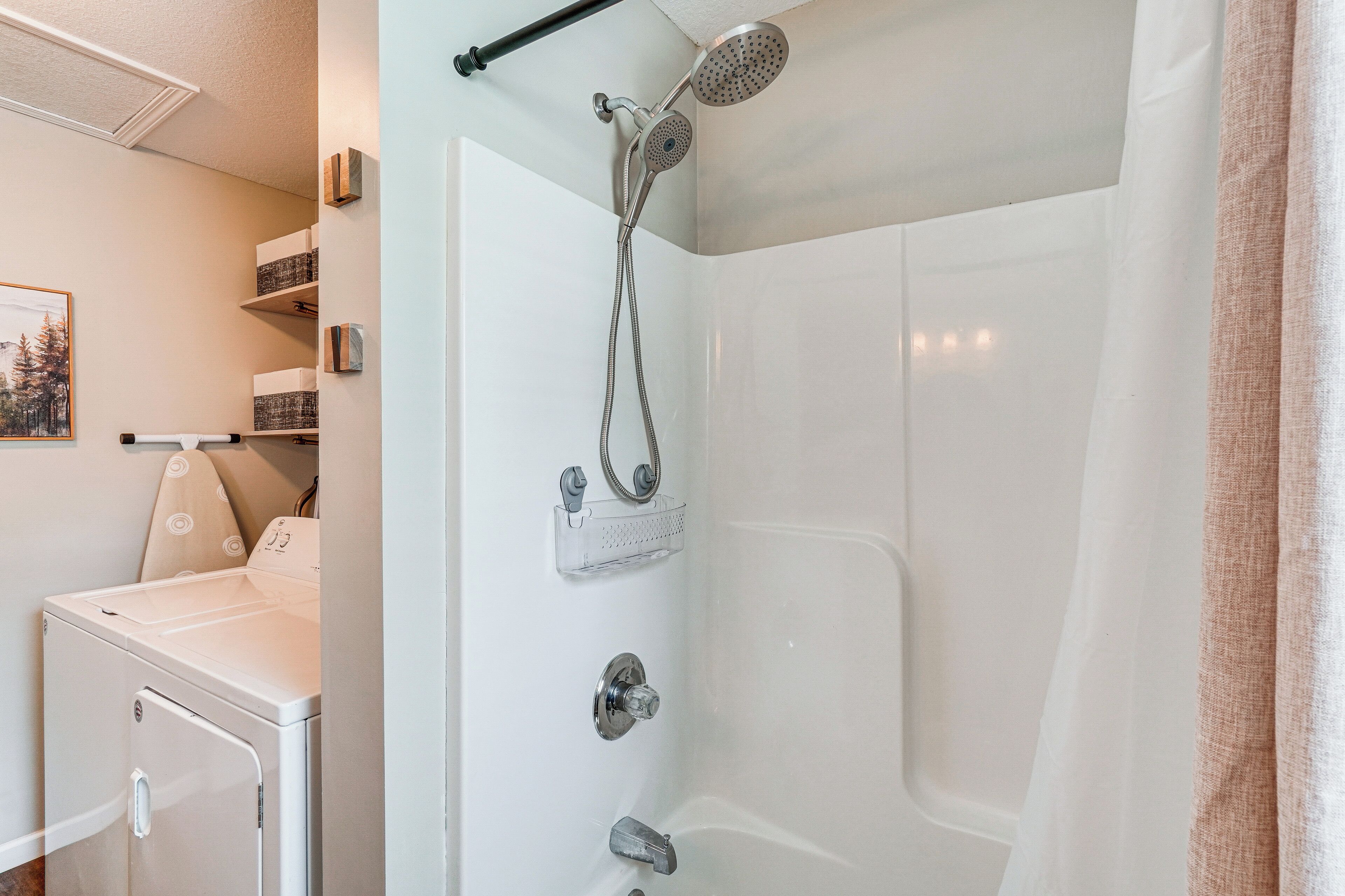 Ein Badezimmer mit Dusche, Toilette und Waschmaschine.