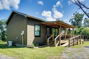 Einbungalow mit Veranda und kleiner Terrasse.