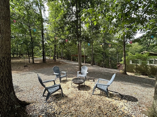 Cozy 2-bedroom cabin at The Woods Resort in Hedgesville with AC and fitness room