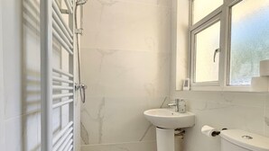 A bathroom with a toilet, sink, and shower. - Luxury 2Bedroom Near Station + Bike (Cambridge)