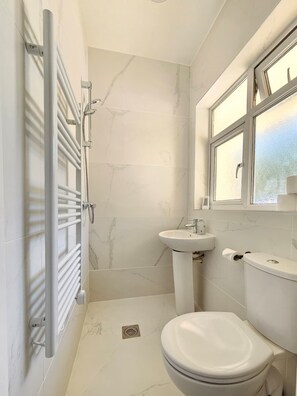 A bathroom with a toilet, sink, and shower. - Luxury 2Bedroom Near Station + Bike (Cambridge)